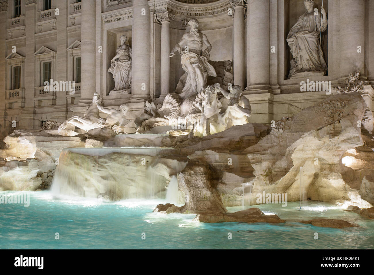 La famosa Fontana di Trevi en la noche, Roma Italia Foto de stock