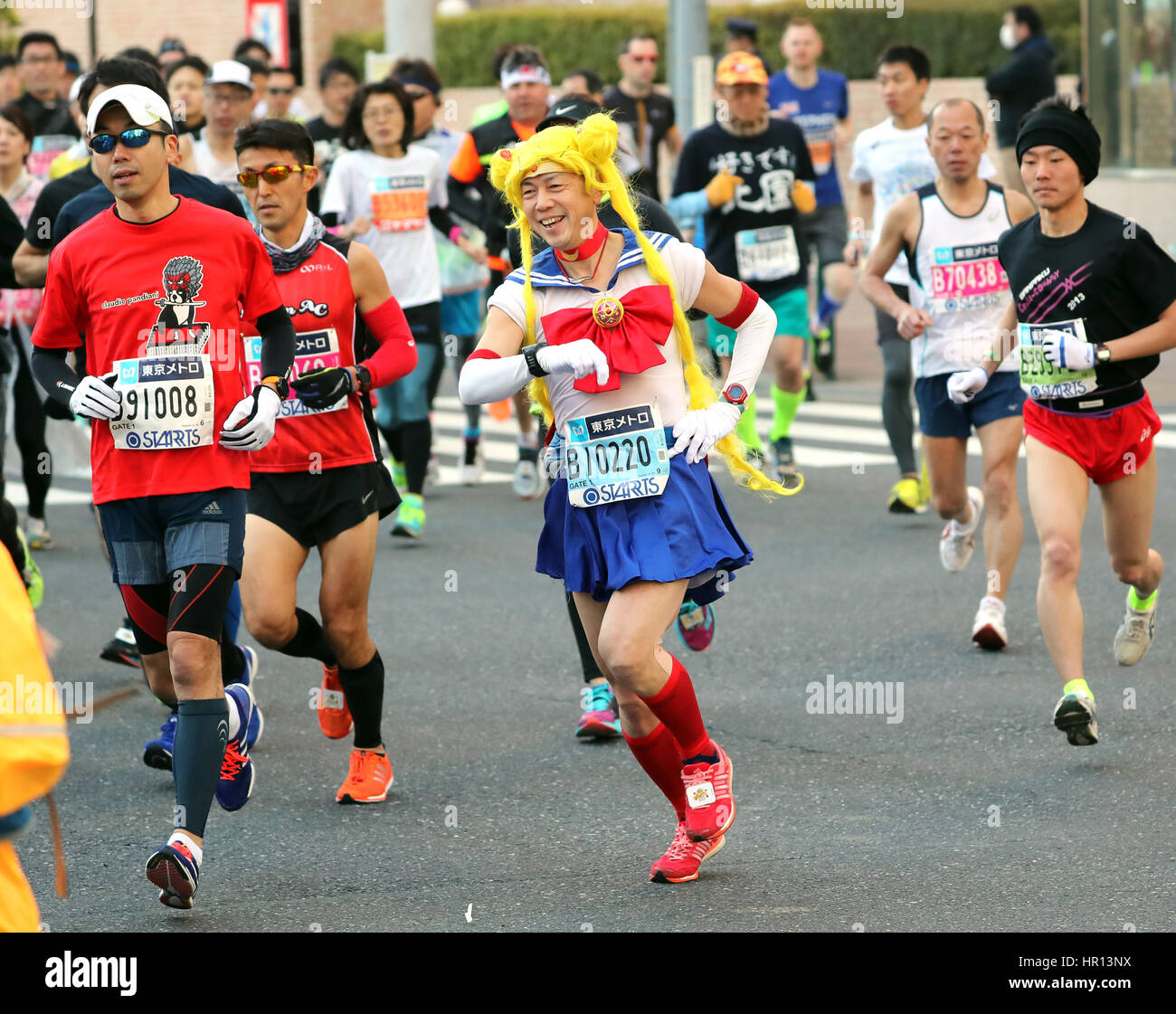 Tokio, Japón. 26 Feb, 2017. Un corredor vestido como un personaje de Sailor  Moon toma parte en la Maratón de Tokio en Tokio el domingo, 26 de febrero  de 2017. Kenya's Wilson