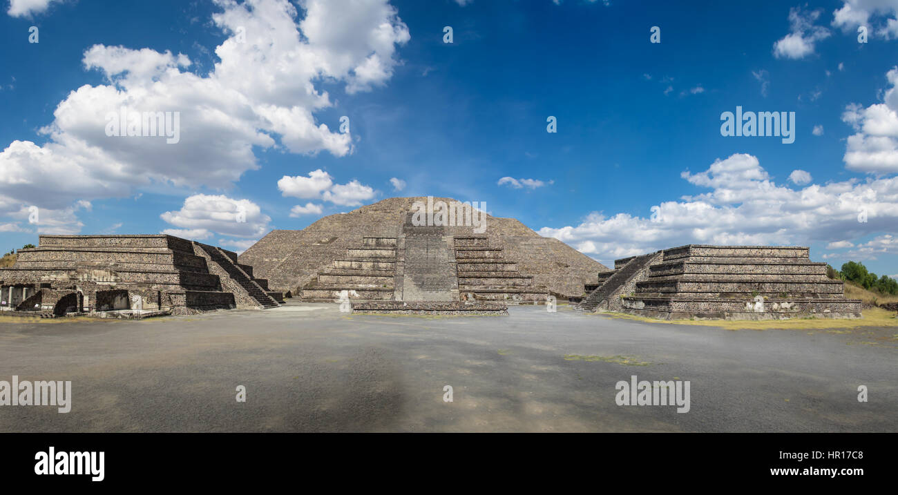 Muertos Avenue y Luna Pirámide de Teotihuacan ruinas - Ciudad de México, México Foto de stock