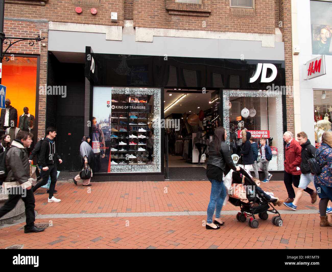 JD Sports Fashion plc minorista deportivo, establecido por John Wardle ...