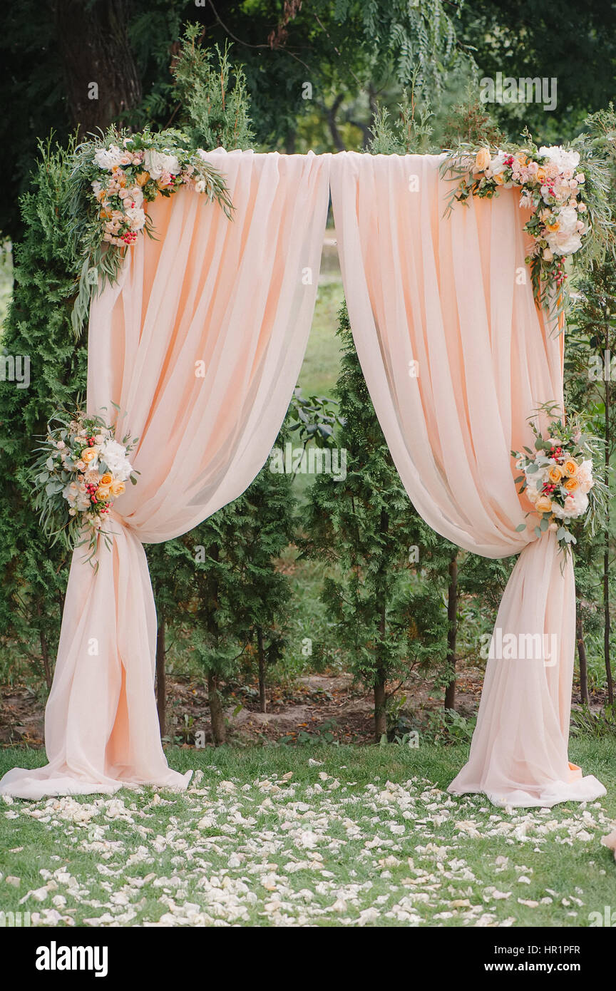 Beautiful wedding archway arch decorated fotografías e imágenes de alta  resolución - Alamy