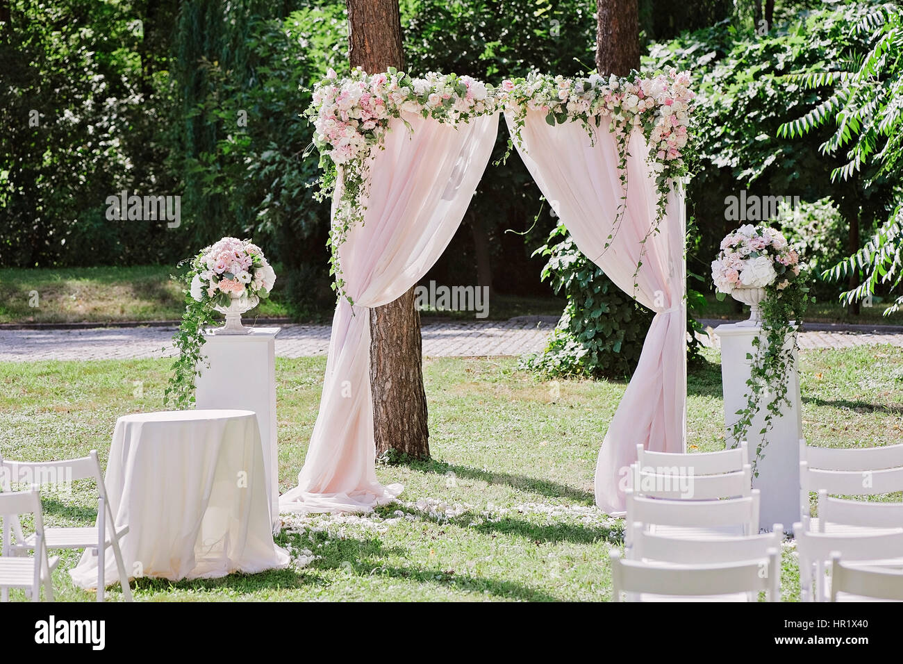 Arco para la ceremonia de la boda, decorado con telas y flores Fotografía  de stock - Alamy