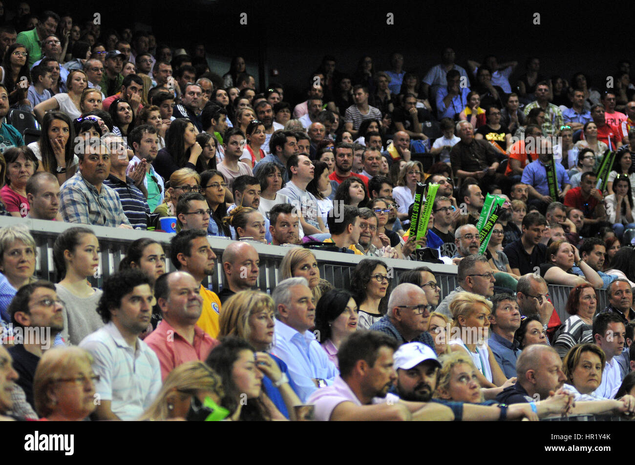 CLUJ-NAPOCA, RUMANIA - Abril 17, 2016: Multitud de personas apoyando a su jugador favorito durante un partido de tenis Fed Cup en la Copa del Mundo de Play-Offs, Roma Foto de stock