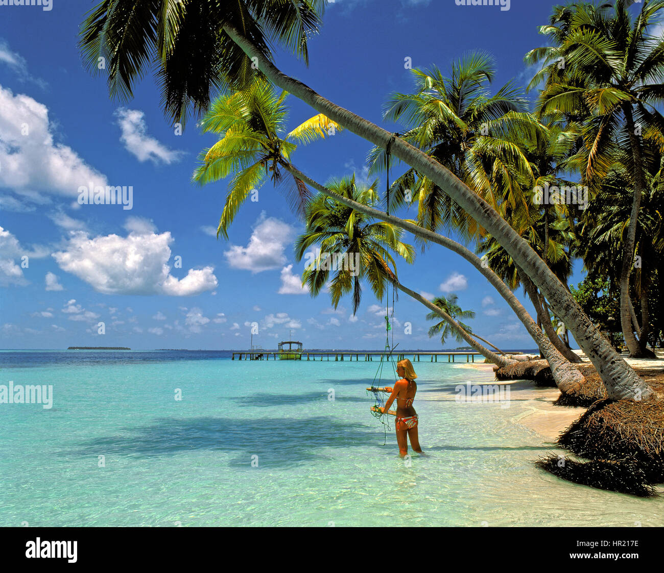 Chica en la playa, en la isla de Kuda bandos en la República de Maldivas. Foto de stock