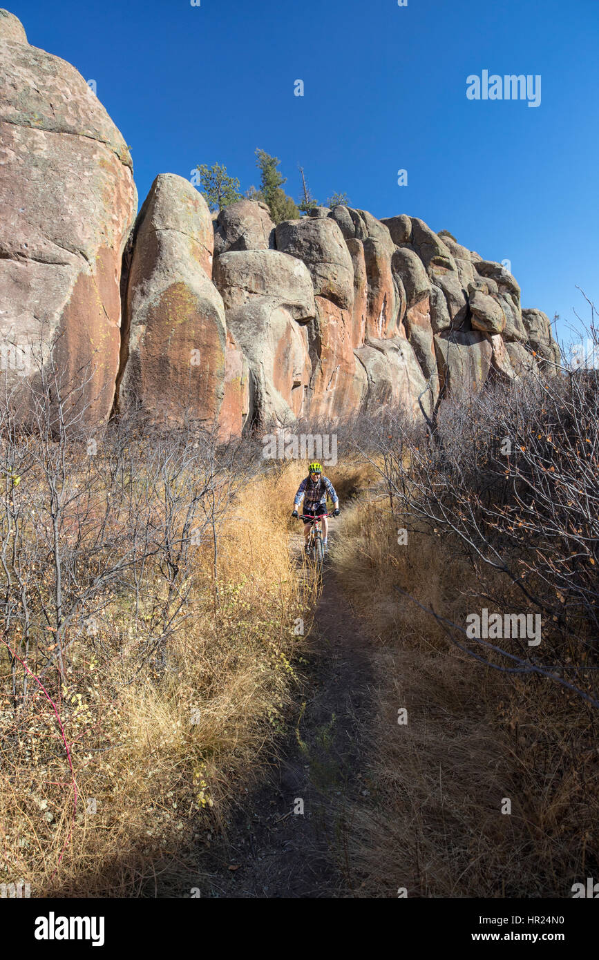 Ciclista de montaña, Penitente Canyon, Colorado, EE.UU. Foto de stock