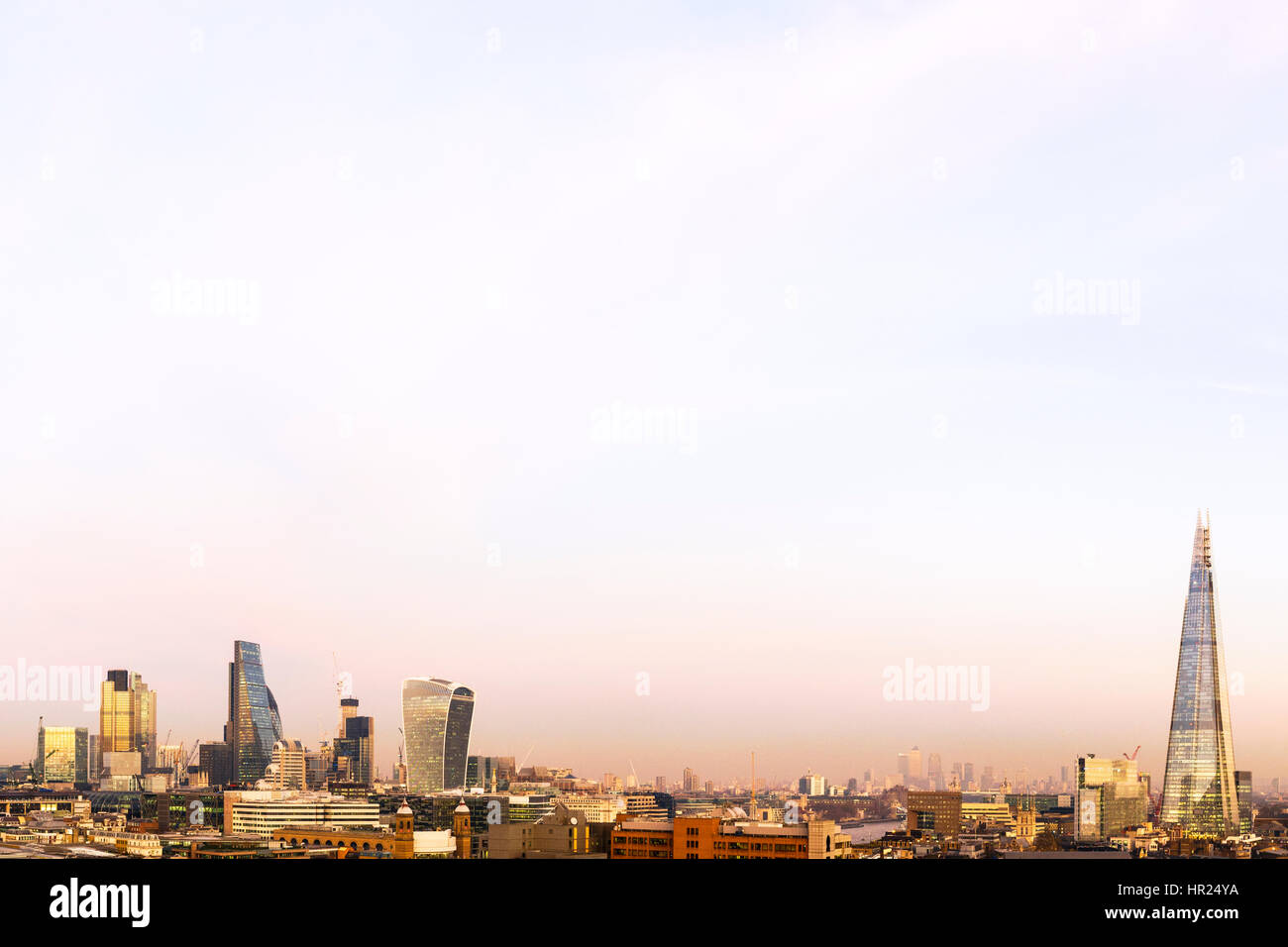 Reino Unido, Londres, Alta Vista en ángulo sobre el horizonte de la ciudad con vista de la Shard y el distrito financiero. Foto de stock