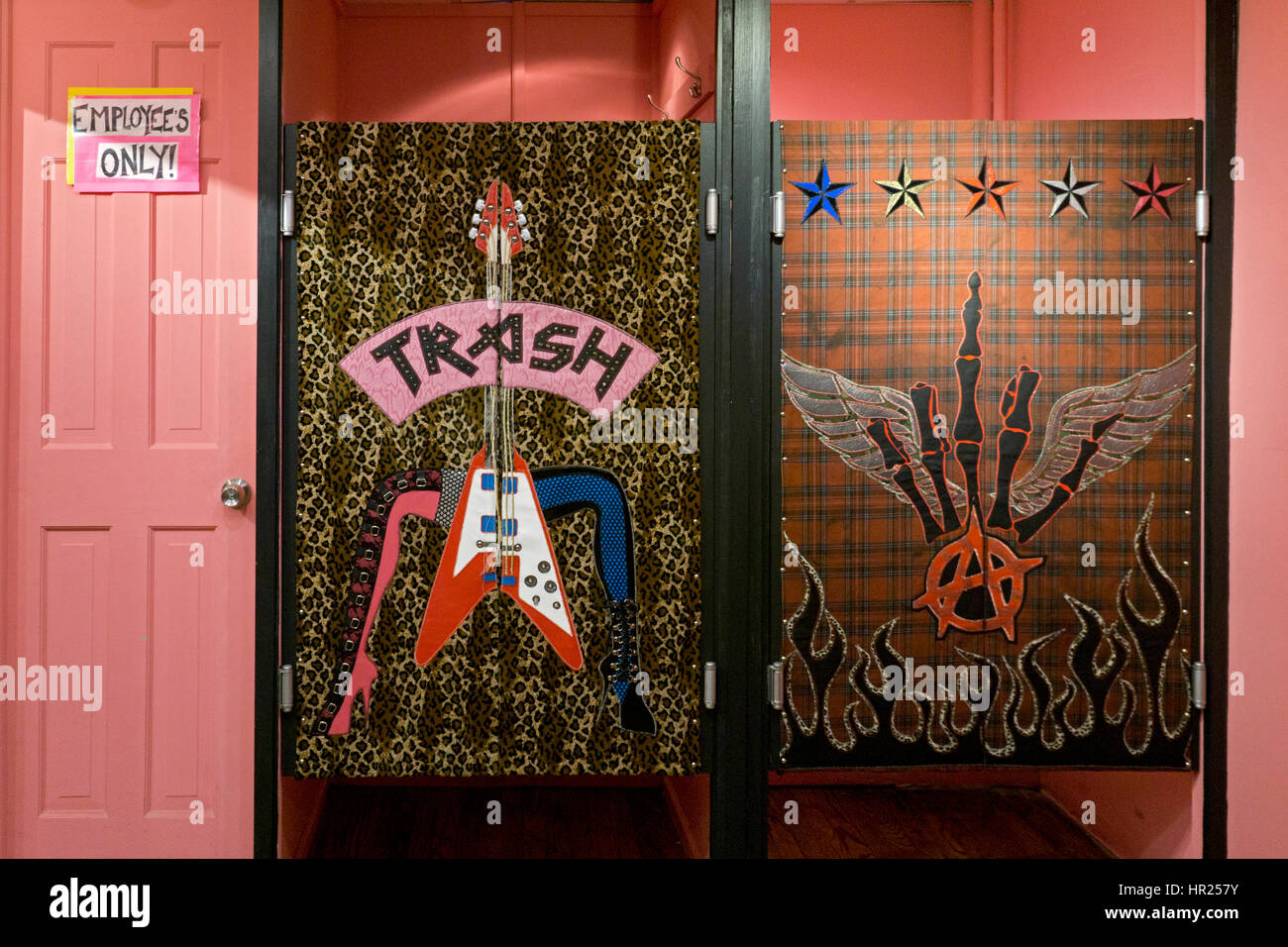 Los vestuarios dentro del trash \u0026 VAUDEVILLE tienda de moda alternativa en  el East Village, la ciudad de Nueva York Fotografía de stock - Alamy