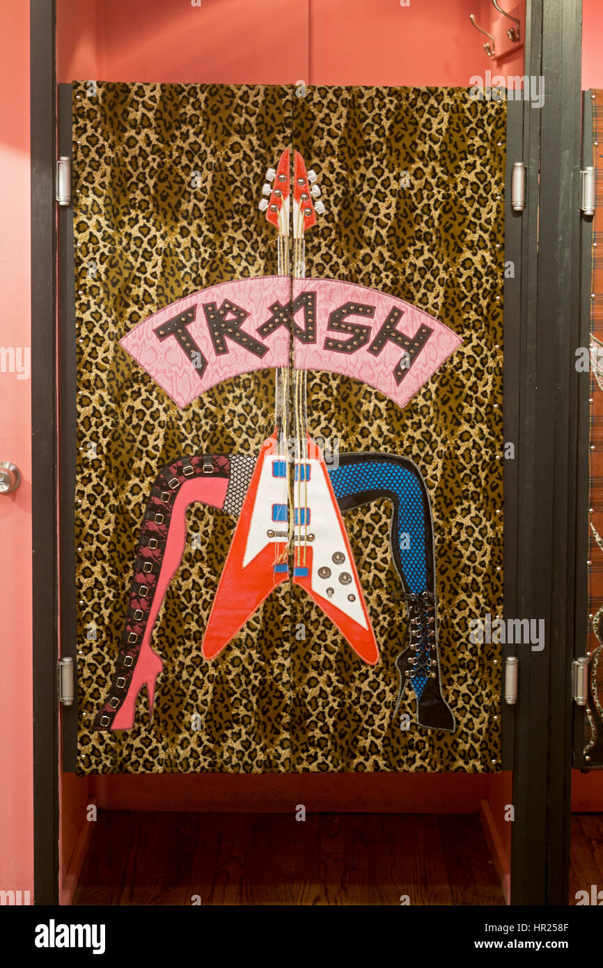 El vestidor dentro del trash & VAUDEVILLE tienda de moda alternativa en el East Village, la ciudad de Nueva York. Foto de stock