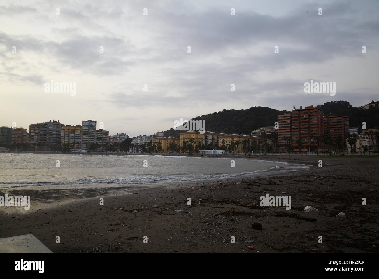La ciudad de Málaga y su playa Foto de stock