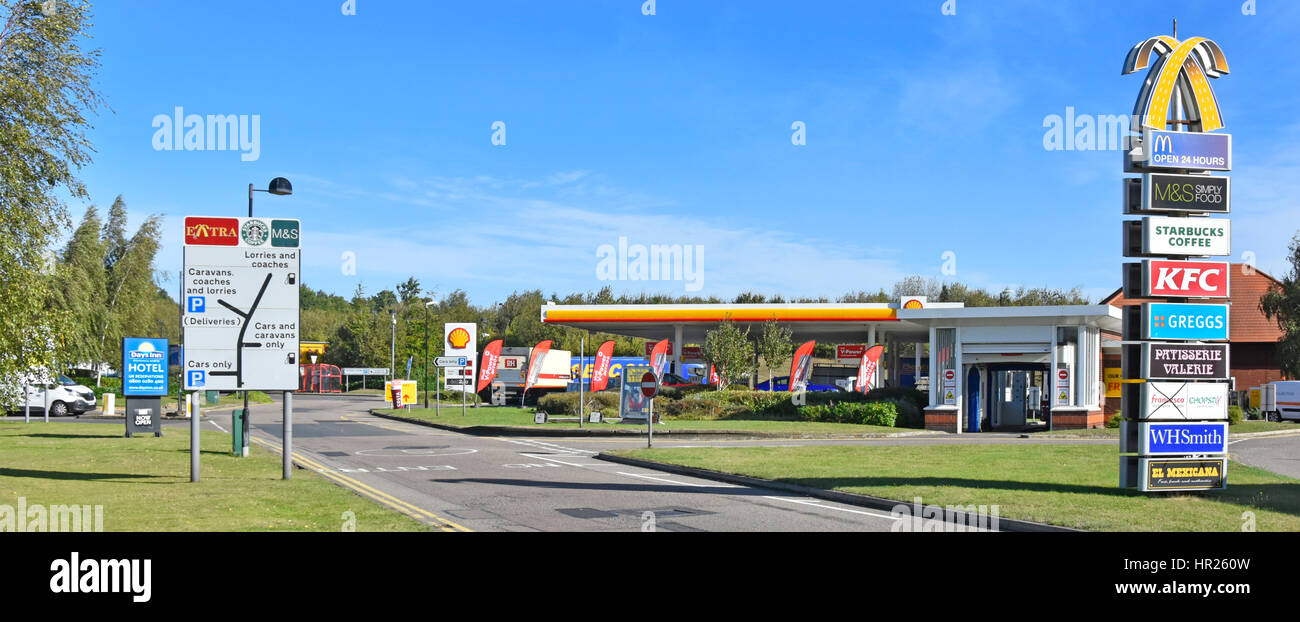 Estación de servicio de autopista Baldock Hertforshire UK Estación de llenado de gasolina Shell sitio carteles logo marca las instalaciones de A1M de la autopista en el cruce 10 Foto de stock