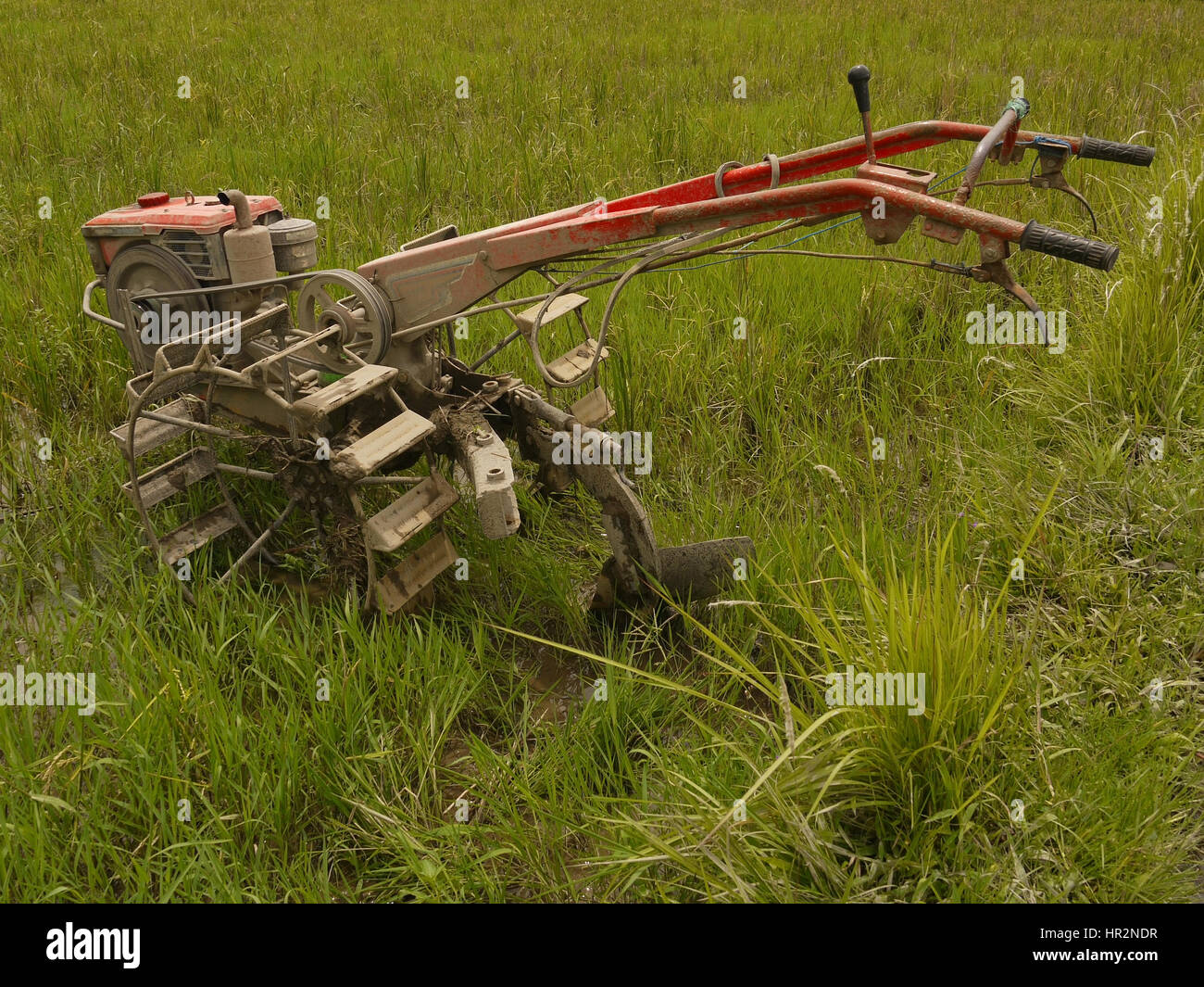 Arado de motor ampliamente utilizados en la agricultura, principalmente en  los campos de arroz preparación para la plantación de arroz. Bali,  Indonesia Fotografía de stock - Alamy
