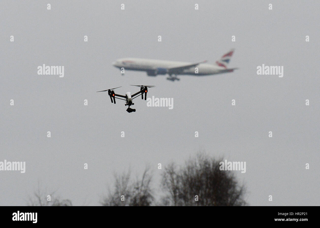 Un avión vuela en Hanworth Park en el oeste de Londres, como British Airways 747 avión se prepara para aterrizar en el aeropuerto de Heathrow por detrás. Foto de stock