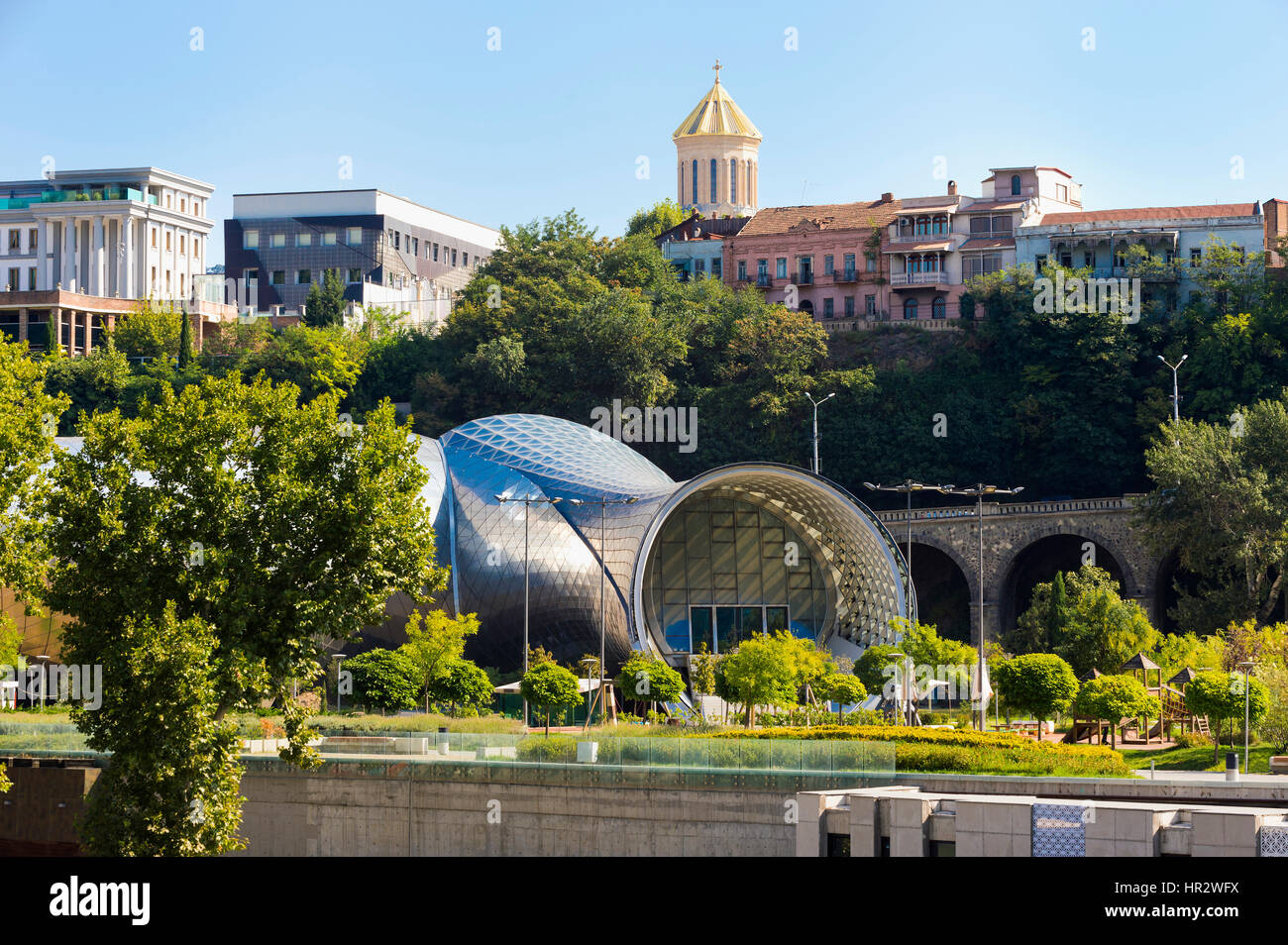 El Concert Hall y el Centro de Exposiciones, el Palacio Presidencial, el Parque Rike, Tbilisi, Georgia, el Cáucaso, Oriente Medio, Asia Foto de stock