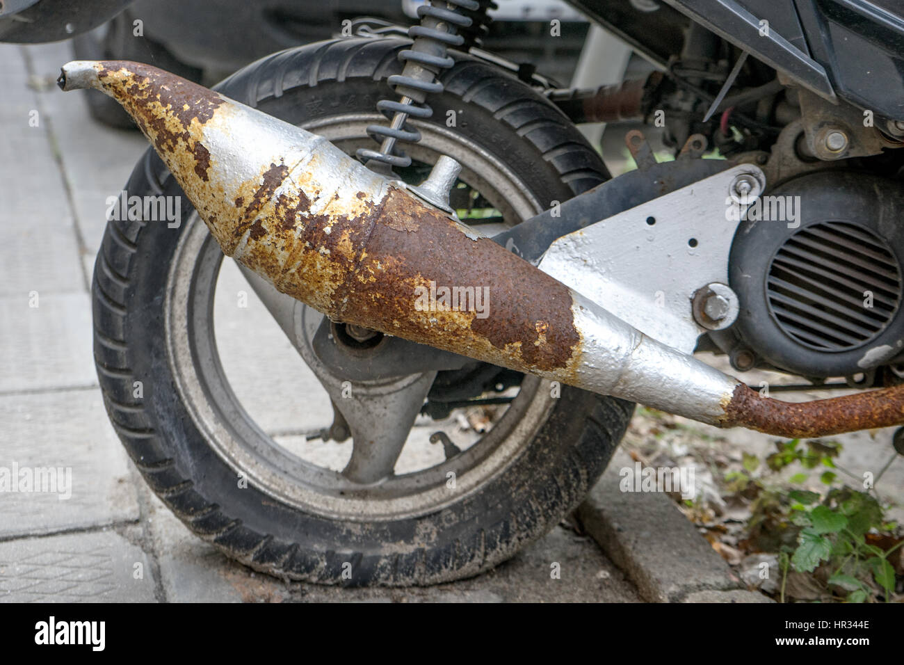 Escape oxidado de una motocicleta Foto de stock