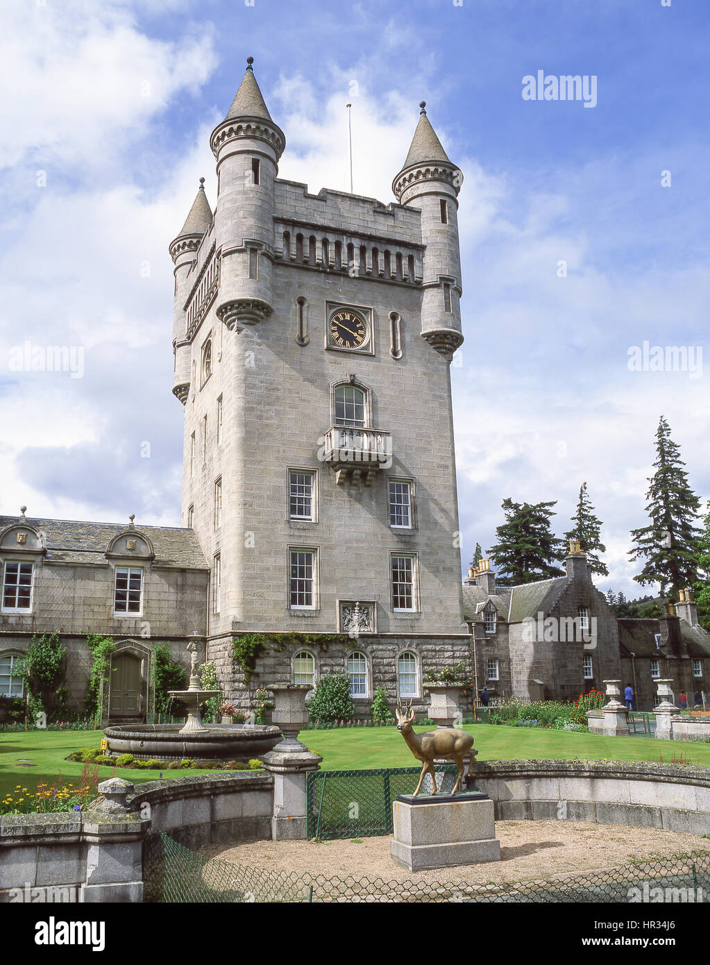 El castillo de Balmoral y jardines, Royal Deeside, aberdeenshire, Escocia, Reino Unido Foto de stock