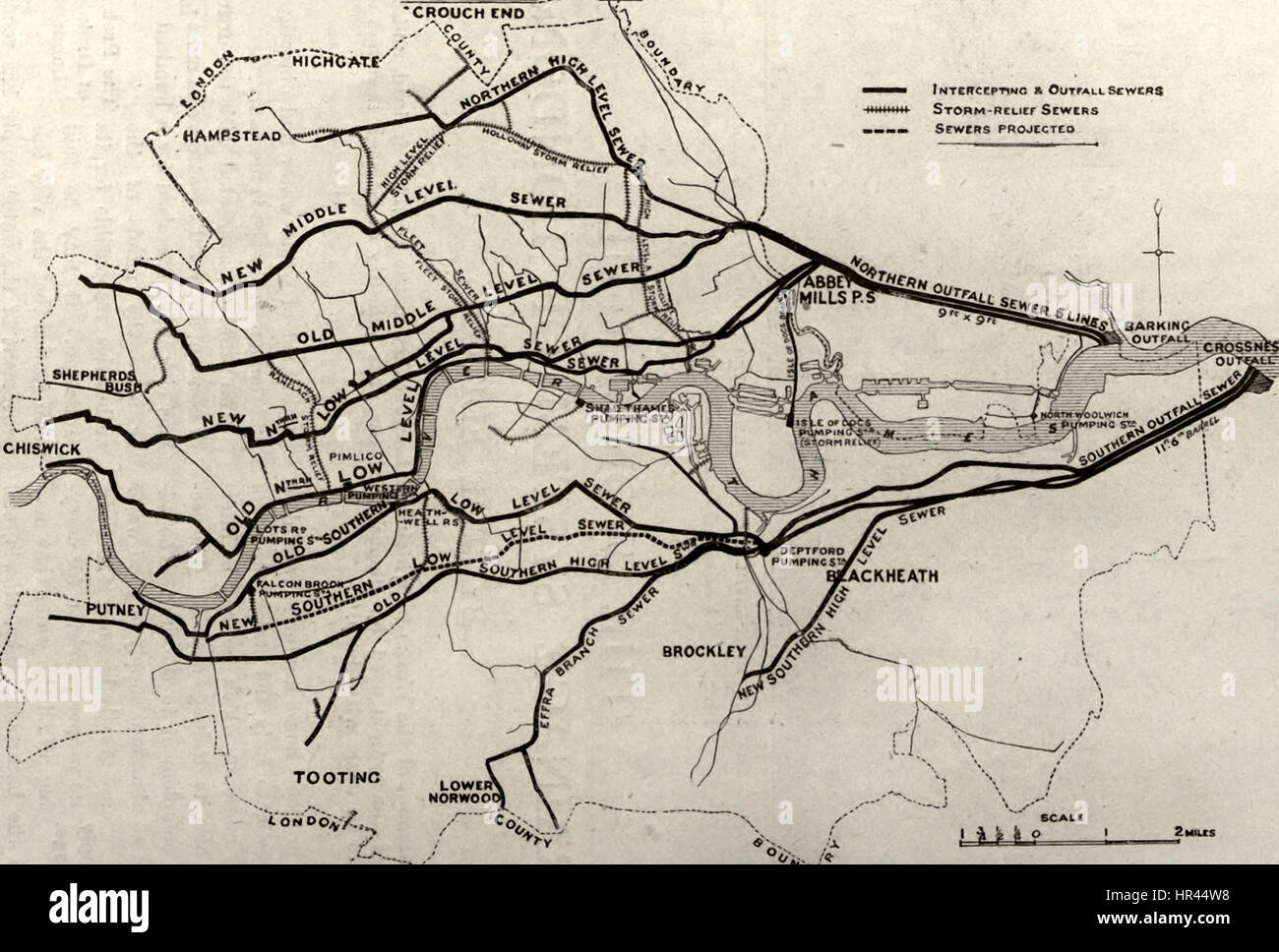Mapa mostrando la interceptación, alcantarillas, y la tormenta principal alcantarillas de alivio del sistema de drenaje de Londres, circa 1909 Foto de stock