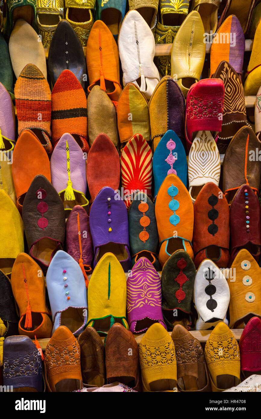 Marrakech, Marruecos. Sandalias de cuero y zapatos para la venta en el Zoco  Fotografía de stock - Alamy