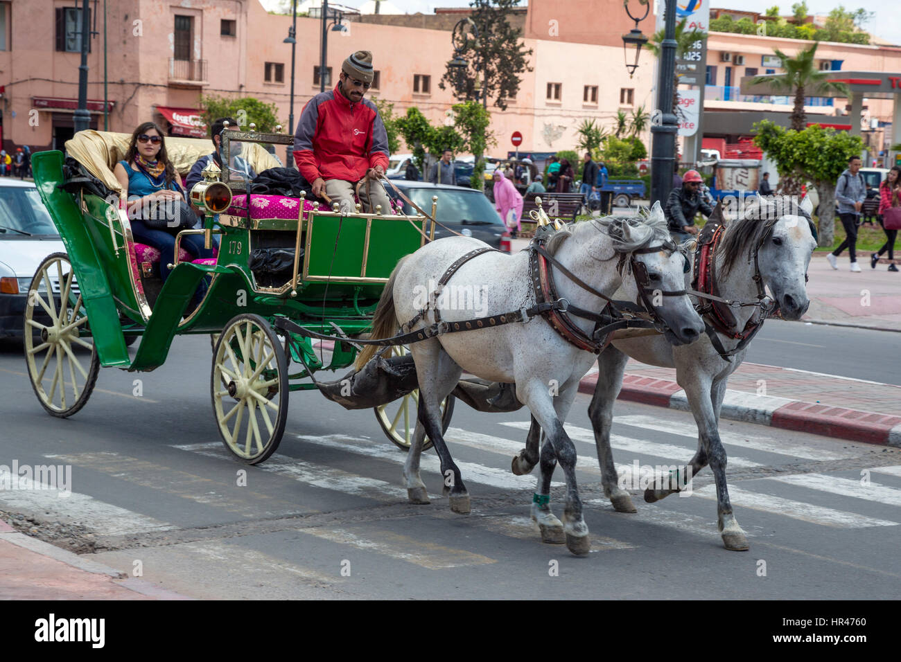 Marrakech, Marruecos. Coche de caballos para los turistas. Foto de stock