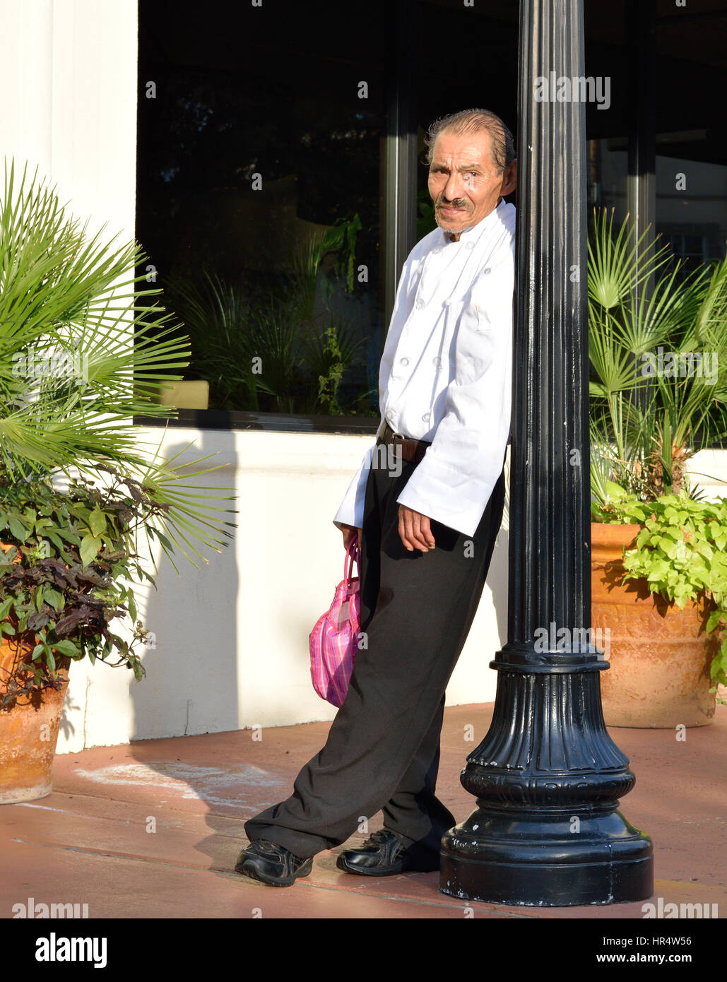 Trabajador mexicano macho fuera de un restaurante mexicano en Texas Foto de stock