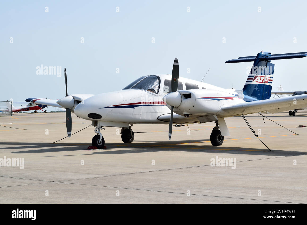 Prop pequeño avión utilizado para entrenamiento de vuelo en la escuela de vuelo de la ATP en Arlington, Texas. Foto de stock