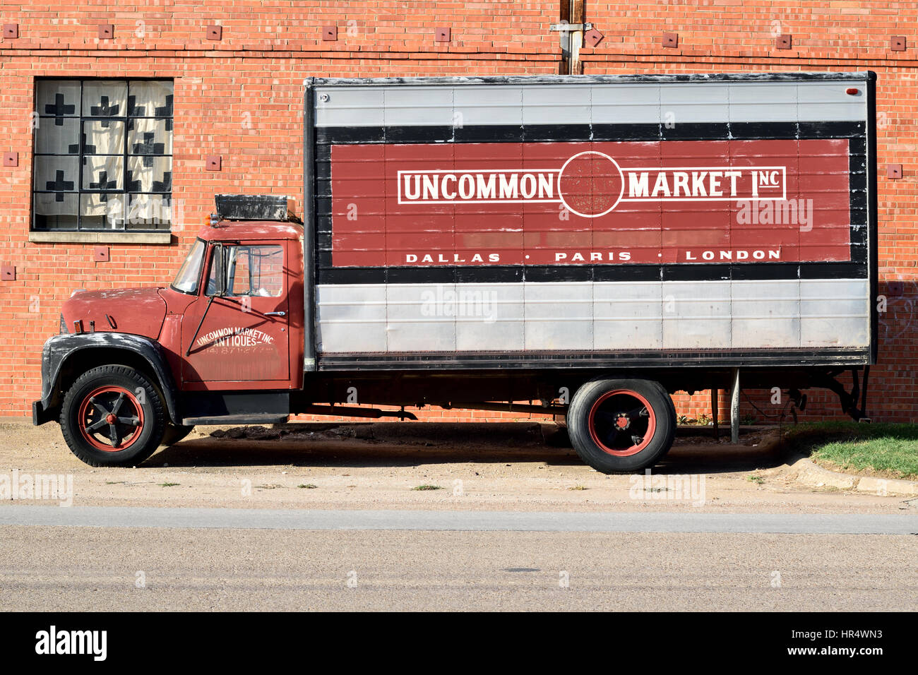Gran Camión fuera del Mercado Común tienda de antigüedades en el distrito de diseño de Dallas Foto de stock