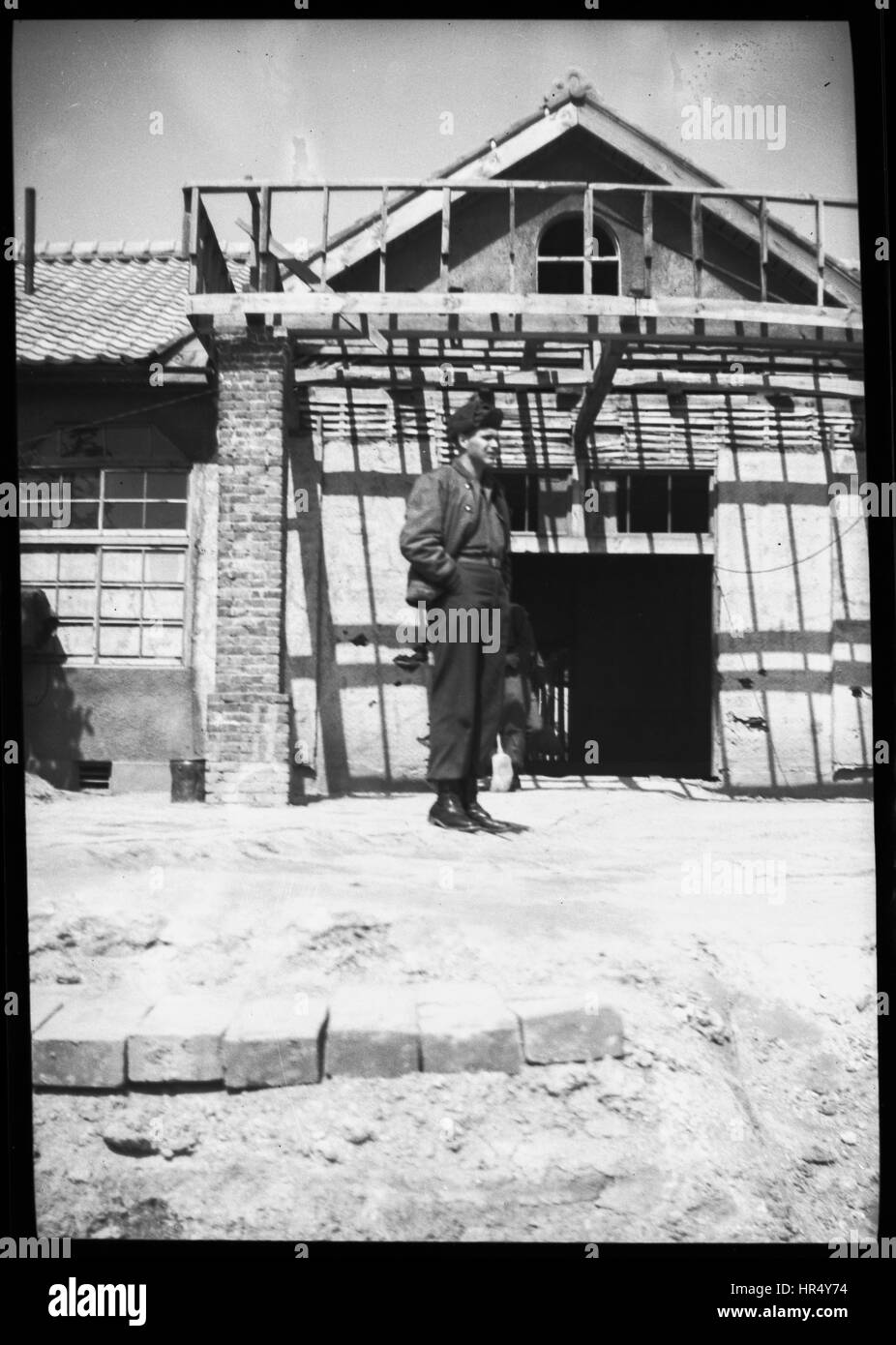 Soldado americano de la 8210th prisionero de guerra de la Policía Militar de la empresa de procesamiento de pie en frente del edificio en 1950 durante la Guerra de Corea. Foto de stock