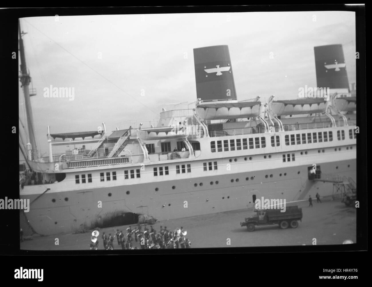 Un buque llevar o tomar soldados a Corea en 1950 durante la Guerra de Corea. Una banda militar juega fuera del barco Foto de stock