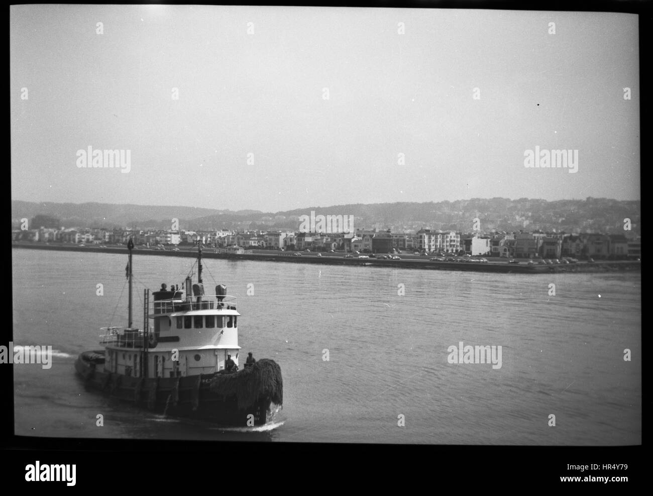 Remolcador en bay barco siguiente como soldados salir de San Francisco en 1950 durante la Guerra de Corea. Foto de stock