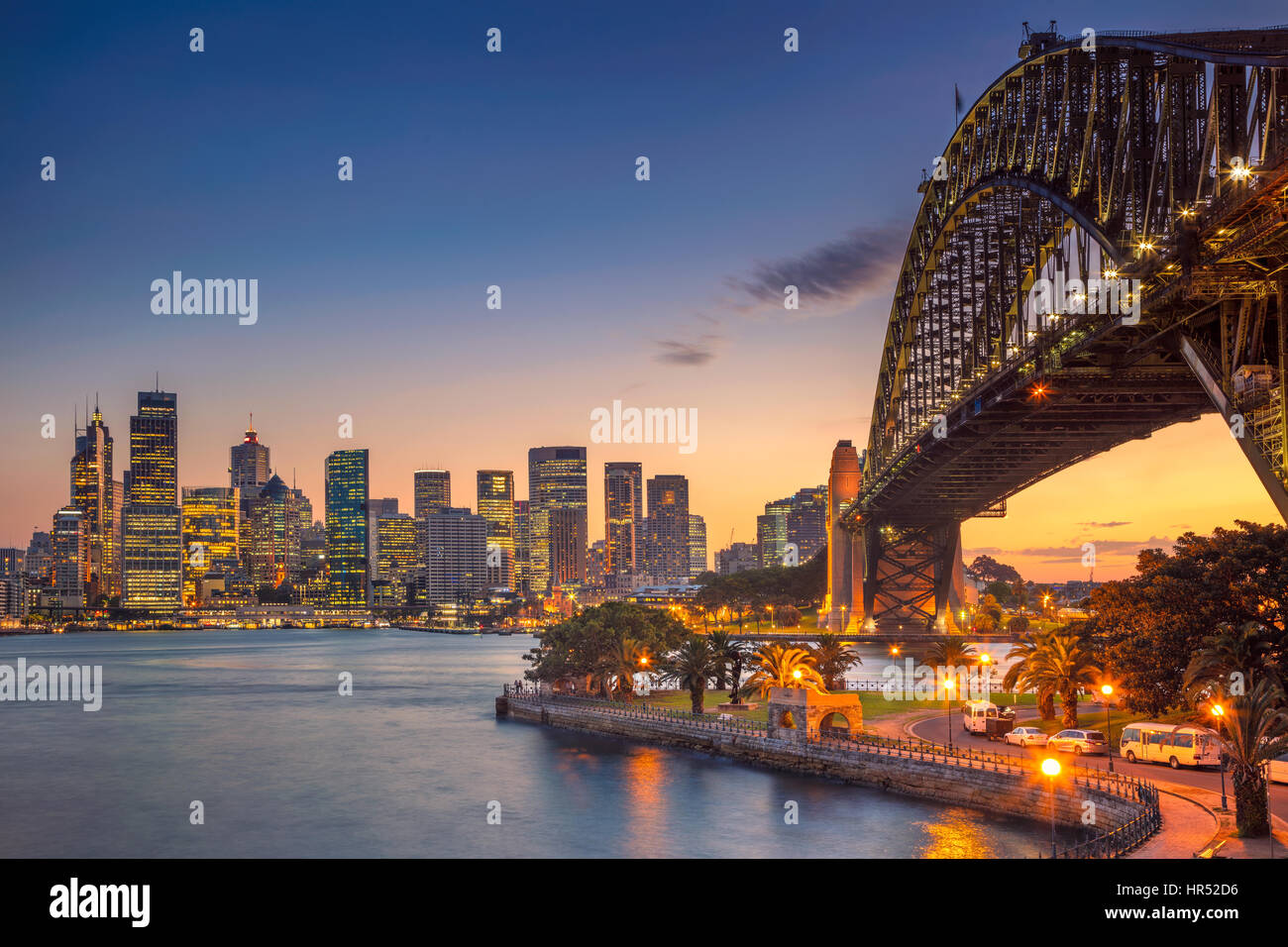 Sydney. Imagen del paisaje urbano de Sydney, Australia, con el Harbour Bridge durante la puesta de sol de verano. Foto de stock