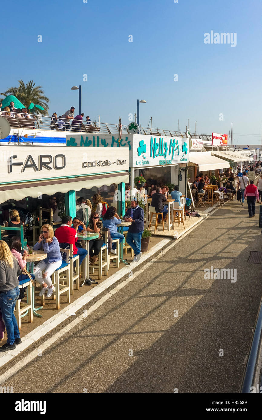 Frontline ocupado bares y restaurantes de playa, Puerto, Puerto Marina,  Marbella, Andalucía, sur de España Fotografía de stock - Alamy