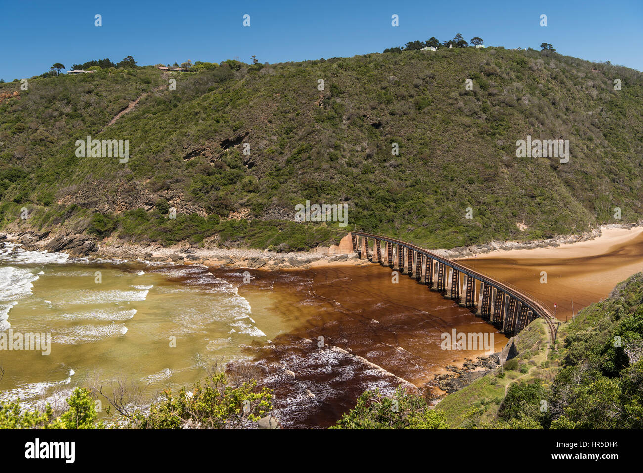 Puente del Río Kaaimans en desierto, Western Cape, Sudáfrica Foto de stock