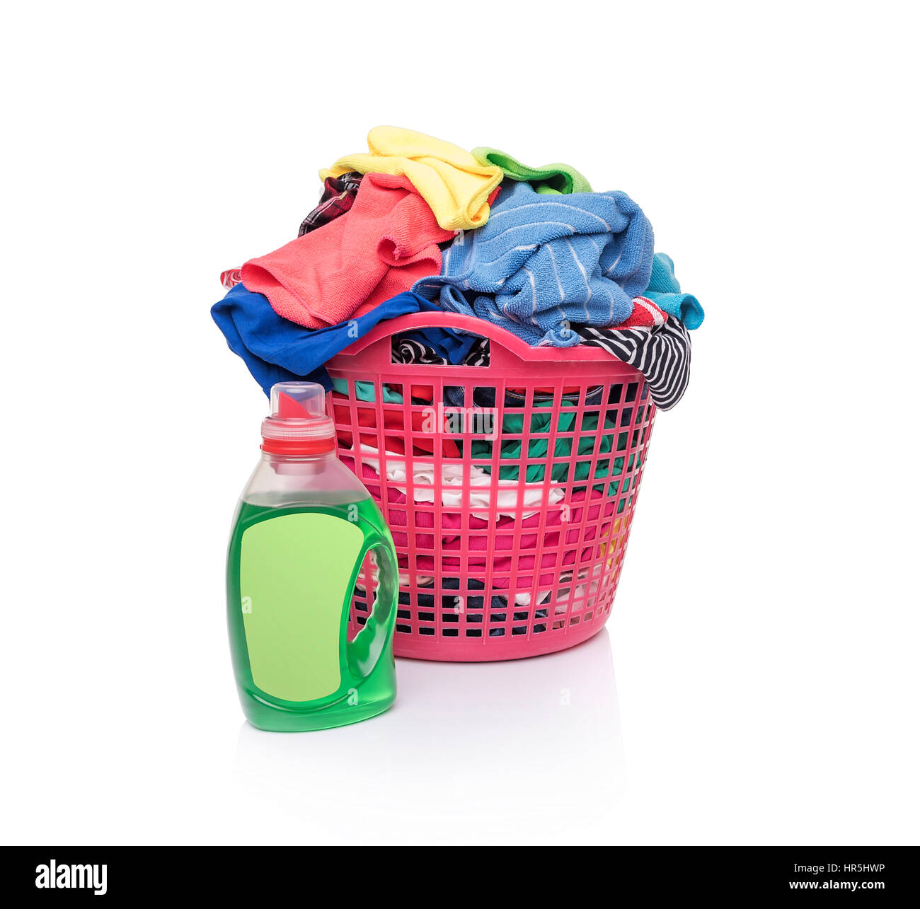 Cesto de ropa sucia y detergentes para ropa Fotografía de stock - Alamy