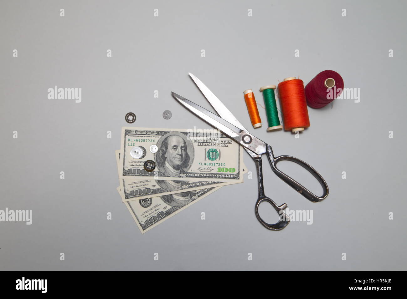Usted puede hacer dinero de la costura. Los dólares americanos y accesorios para corte y costura Foto de stock