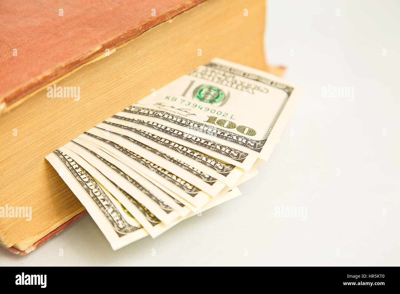 Billetes de cien dólares en el libro Foto de stock