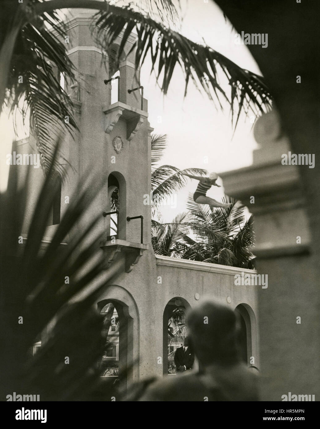 Buceo campeón olímpico, Helen Meany, buceo desde el alto trampolín de buceo en la piscina, en el Breakers Resort hotel en Palm Beach, Florida, en febrero de 1930. Foto de stock