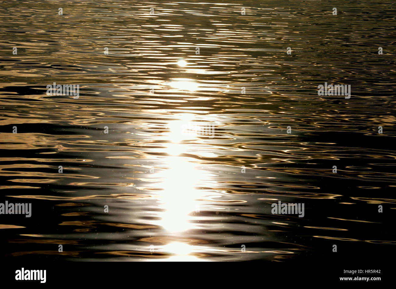 Sol Dorado tranquila reflexión sobre el fondo de la superficie del mar Foto de stock