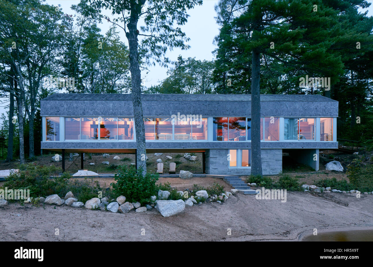 Vista desde el lago. Punto espejo House, Annapolis Royal, Canadá. Arquitecto: MacKay-Lyons Sweetapple, 2015. Foto de stock