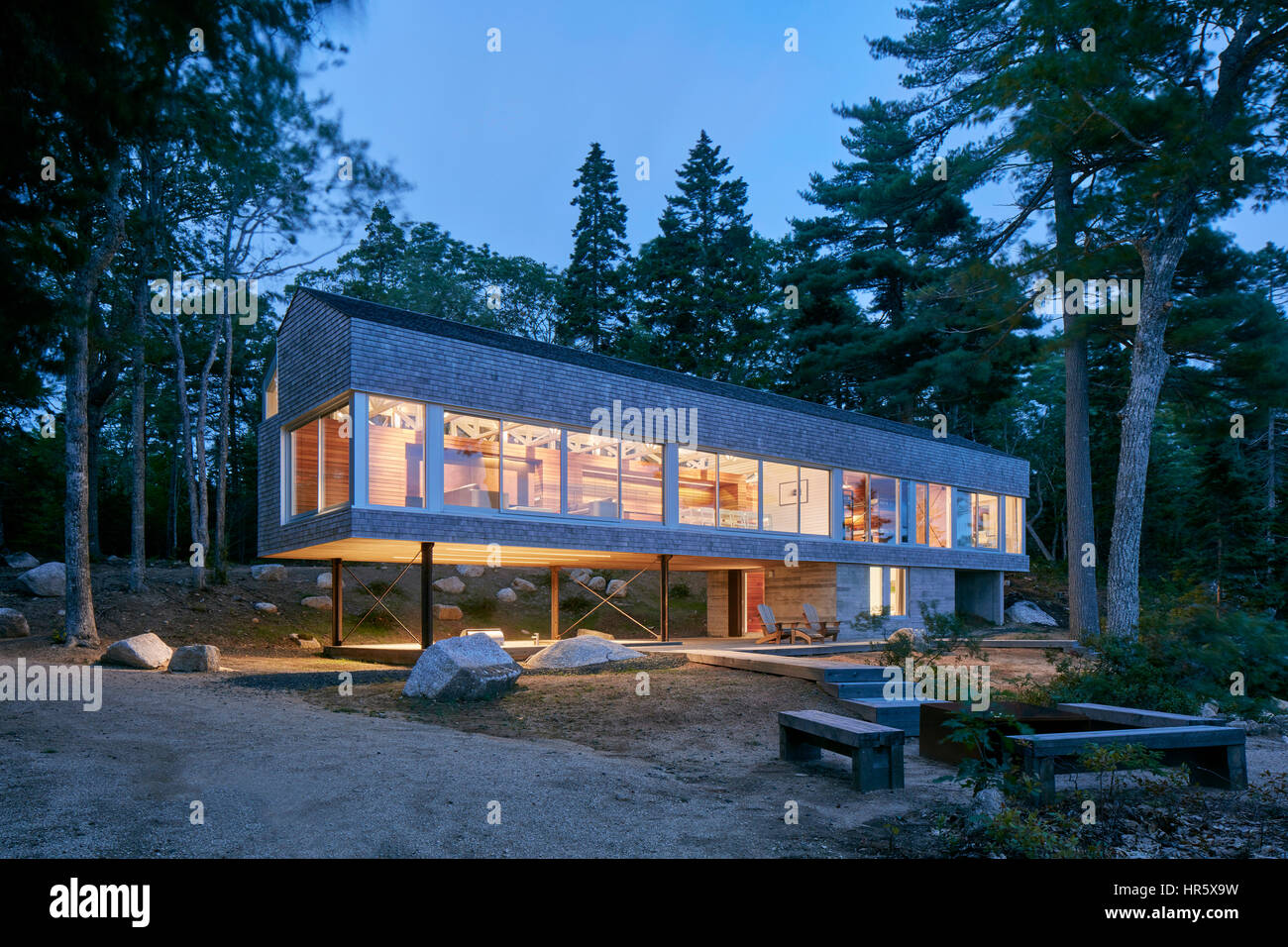 Vista desde el lago. Punto espejo House, Annapolis Royal, Canadá. Arquitecto: MacKay-Lyons Sweetapple, 2015. Foto de stock