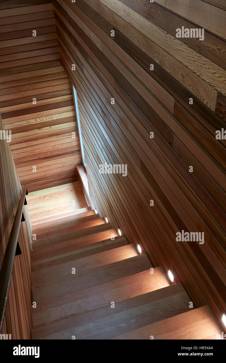 Escalera. Punto espejo House, Annapolis Royal, Canadá. Arquitecto: MacKay-Lyons Sweetapple, 2015. Foto de stock