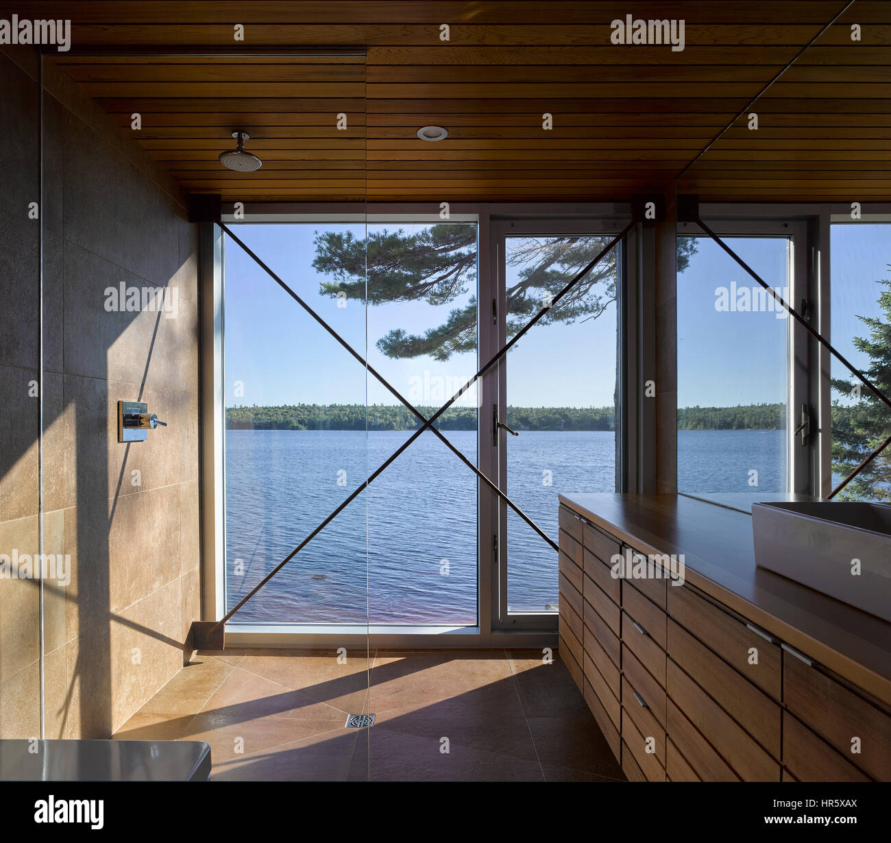 El cuarto de baño. Punto espejo House, Annapolis Royal, Canadá. Arquitecto: MacKay-Lyons Sweetapple, 2015. Foto de stock