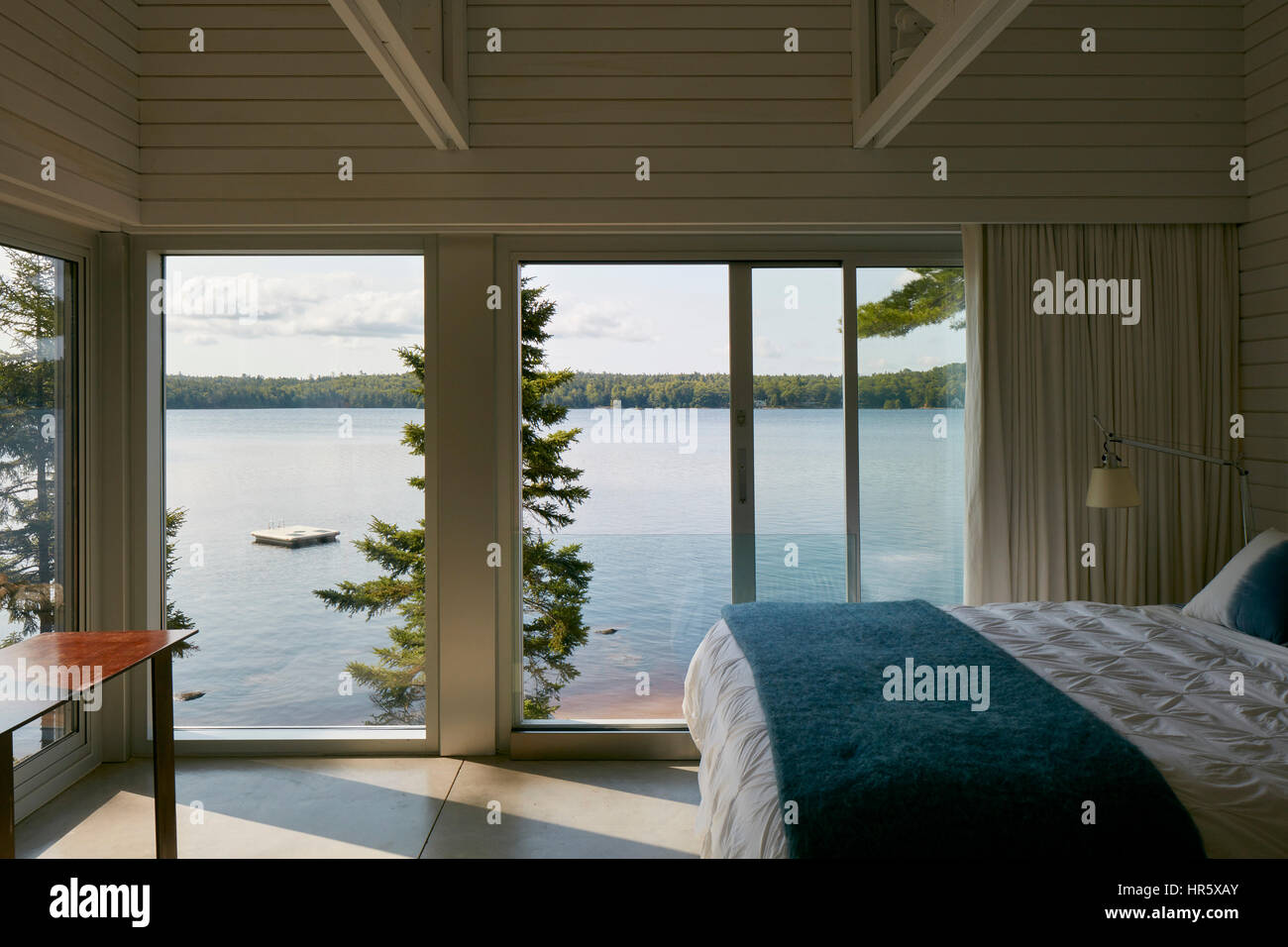 Dormitorio. Punto espejo House, Annapolis Royal, Canadá. Arquitecto: MacKay-Lyons Sweetapple, 2015. Foto de stock