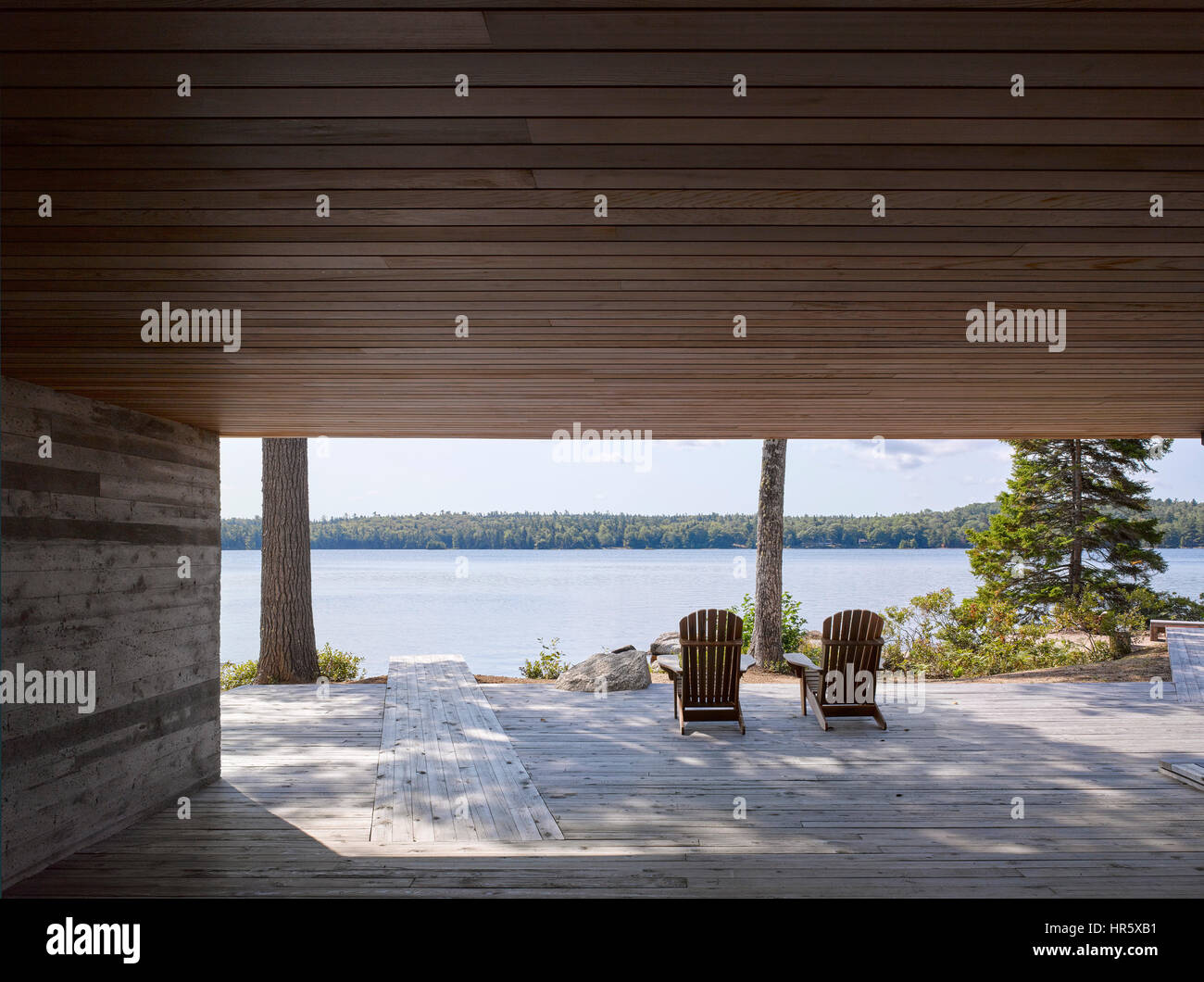 Deck. Punto espejo House, Annapolis Royal, Canadá. Arquitecto: MacKay-Lyons Sweetapple, 2015. Foto de stock