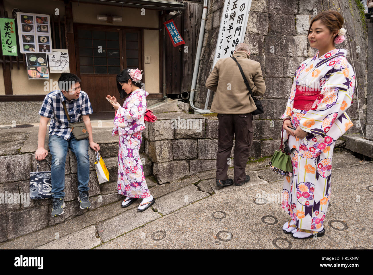 2 mujeres jóvenes, mujeres en Kimono, traje tradicional japonés, Kyoto, Japón Foto de stock