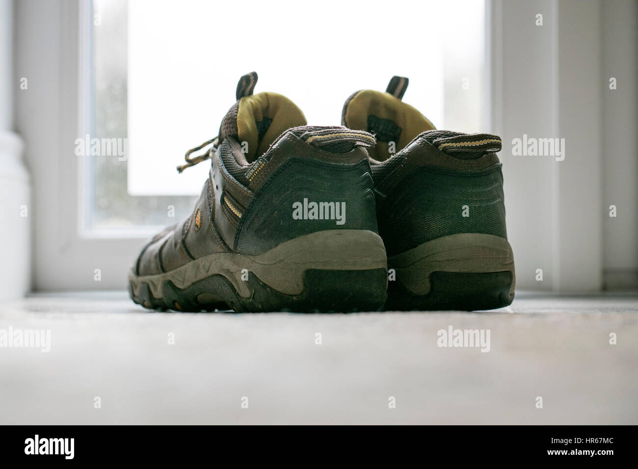 Zapatos por la ventana Fotografía de stock - Alamy