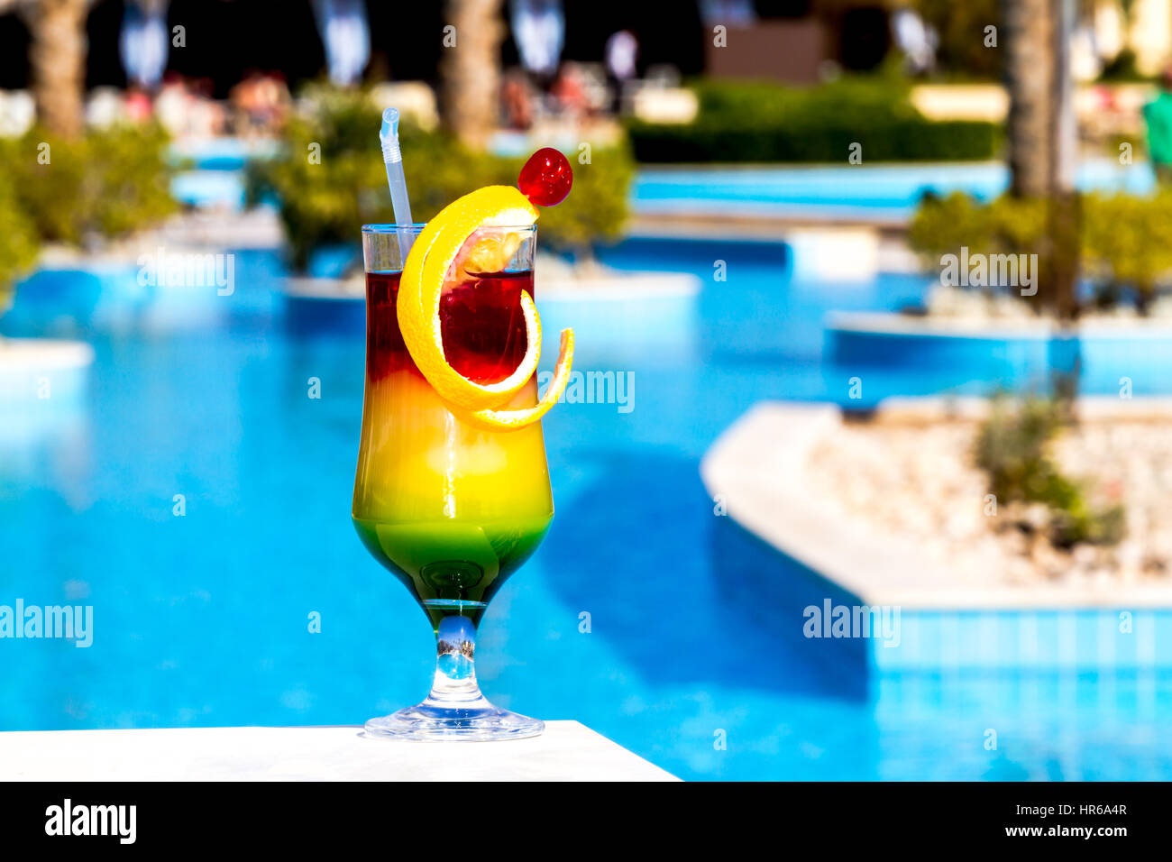 Hermoso multicolor cócteles en el fondo de la piscina, las niñas y las palmeras Foto de stock