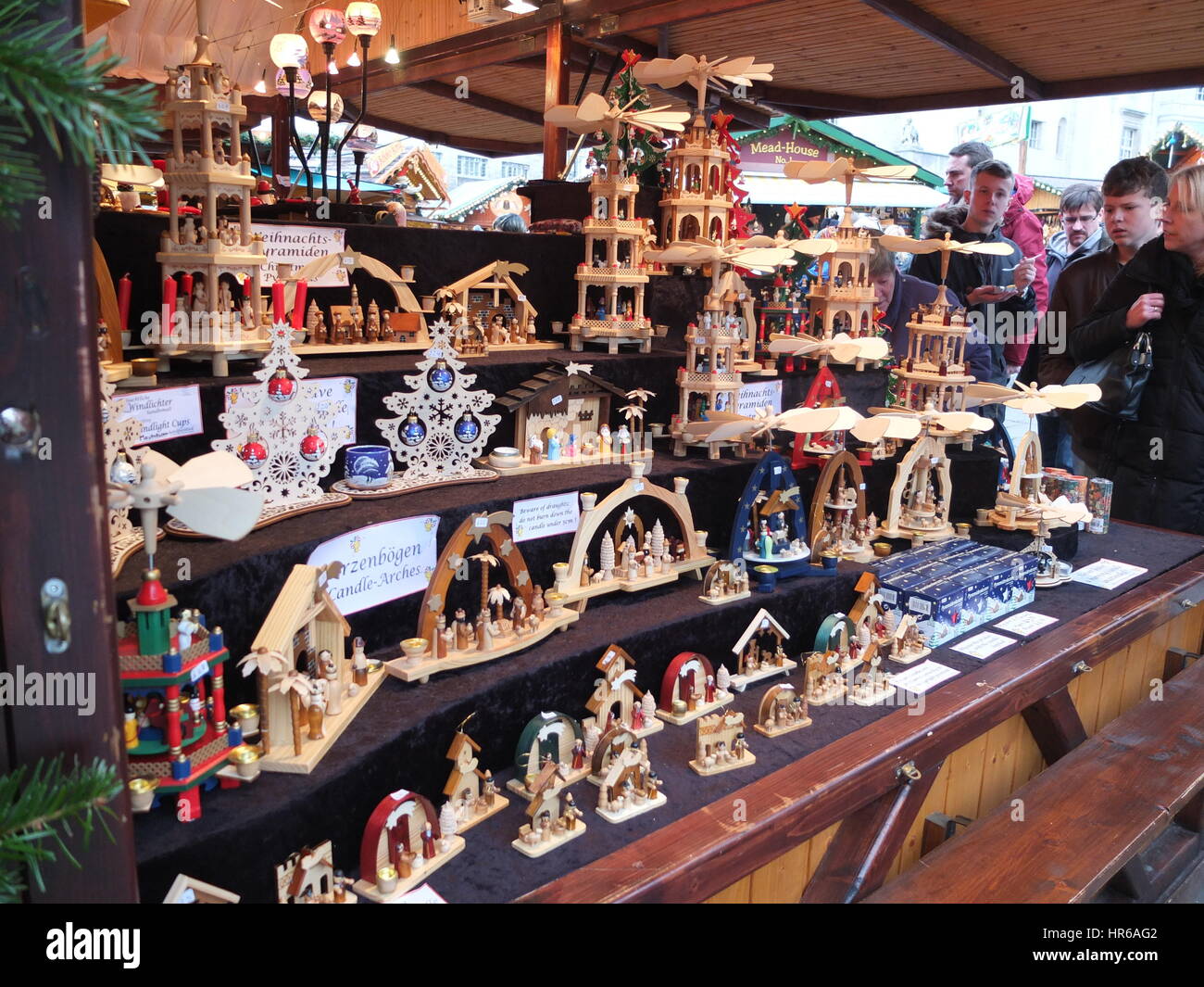 Un puesto de venta de esculturas en madera tradicional Christkindelmarkt, Leeds' alemán anual mercado de Navidad, que se celebró en la plaza del Milenio Foto de stock