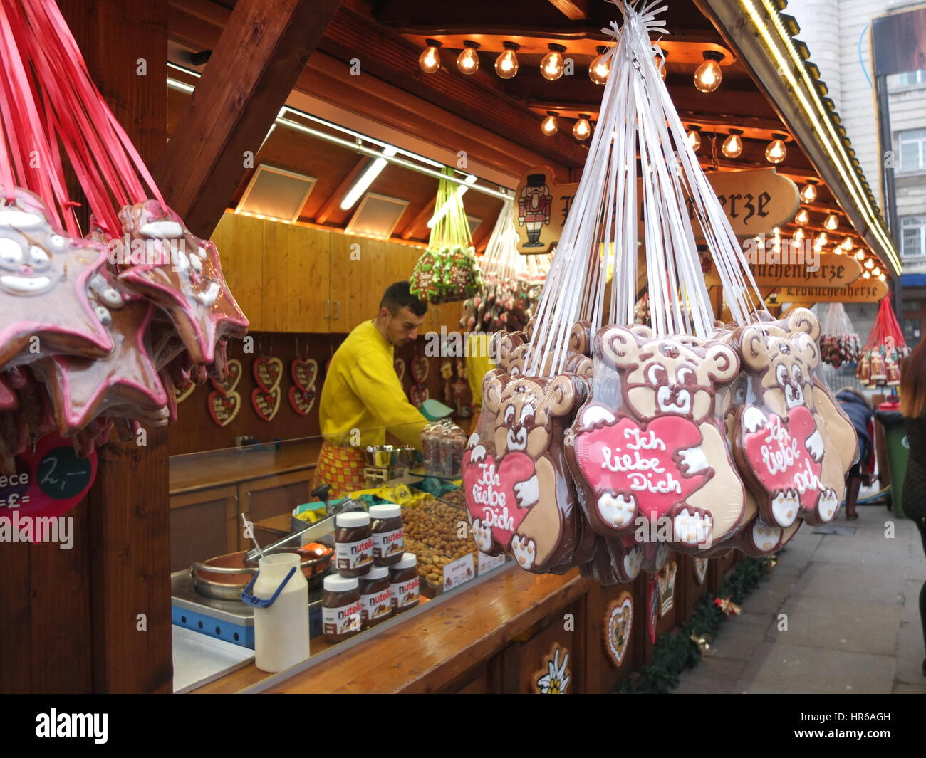 Un puesto de venta de golosinas festivo incluyendo gingerbread en Christkindelmarkt, Leeds' alemán anual mercado de Navidad, que se celebró en la plaza del Milenio Foto de stock