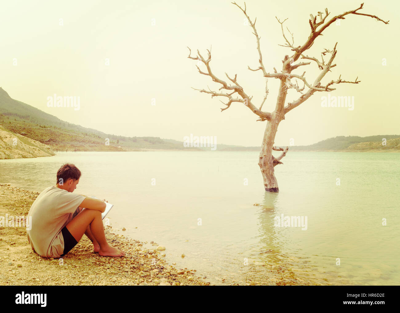Macho De Buena Apariencia Hipster Sat Por El Lago Tranquul Leyendo