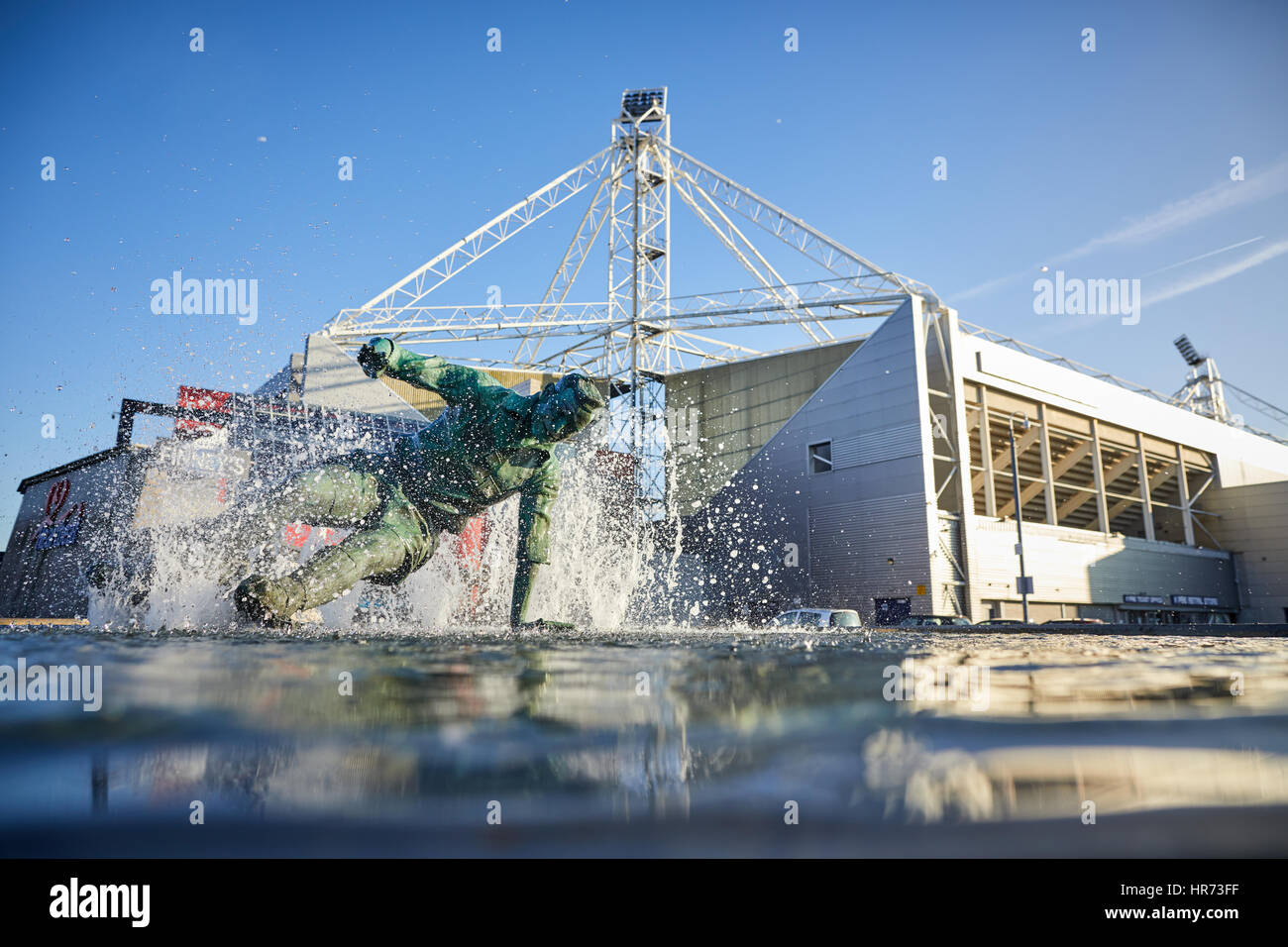 Preston FC Deepdale stadium hace que el telón de fondo de la histórica característica del agua Sir Tom Finney estatua El Splash, por el escultor Pedro Hodgkinson Foto de stock