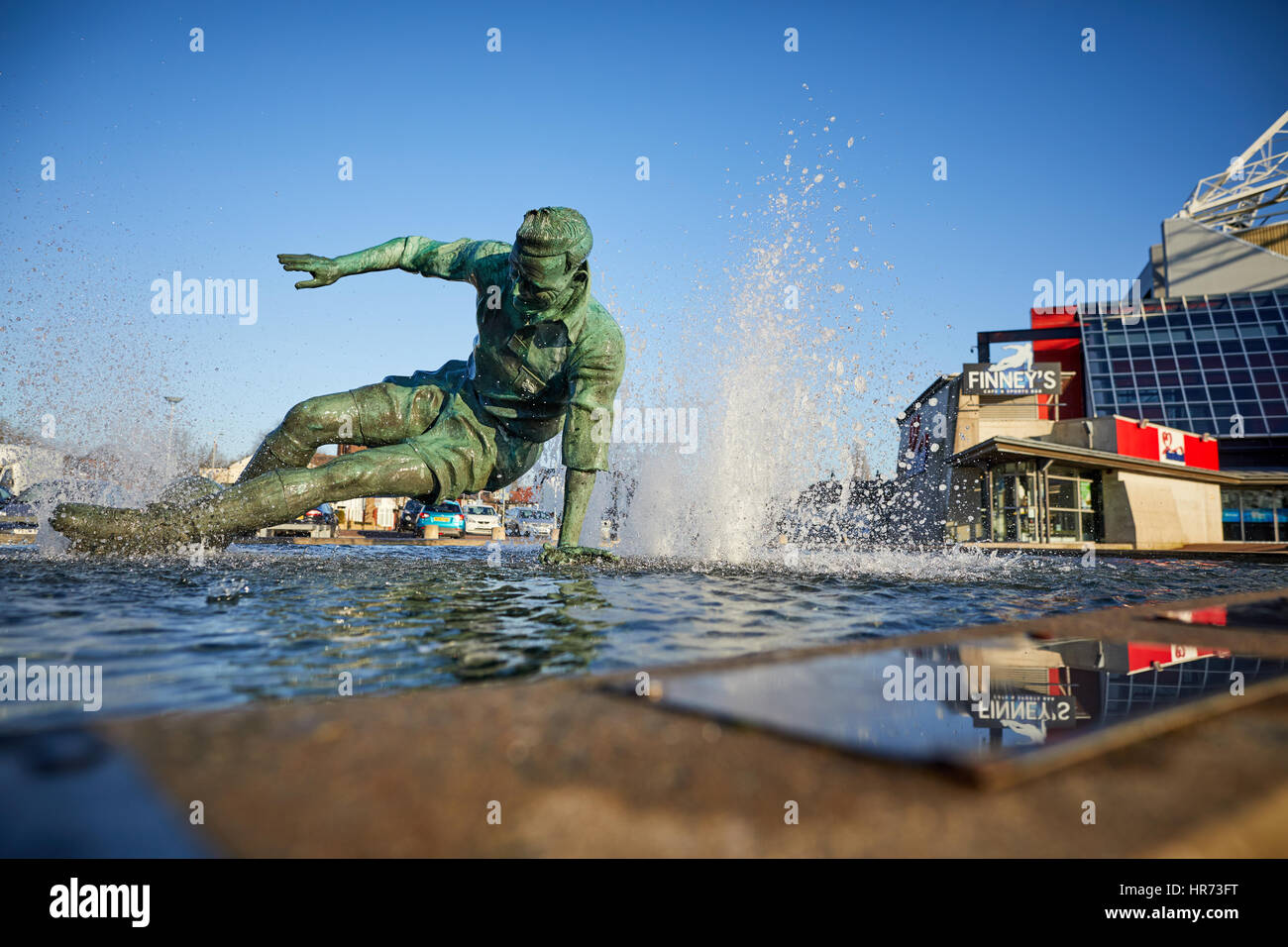 Preston FC Deepdale stadium hace que el telón de fondo de la histórica característica del agua Sir Tom Finney estatua El Splash, por el escultor Pedro Hodgkinson Foto de stock